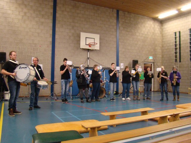 Dweilband warmt de zaal op